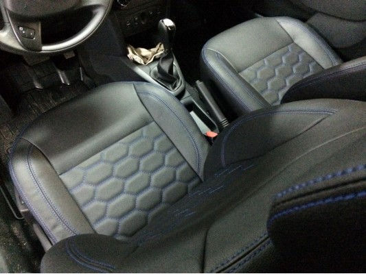 Каркасные авточехлы на Renault Sandero Stepway 2